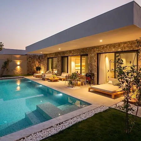 Viohouses 4- Luxury Private Korunakli Oezel Havuzlu فيلة *