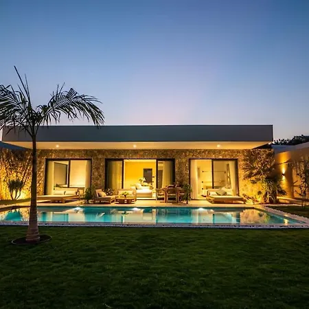 Viohouses 4- Luxury Private Korunakli Oezel Havuzlu *